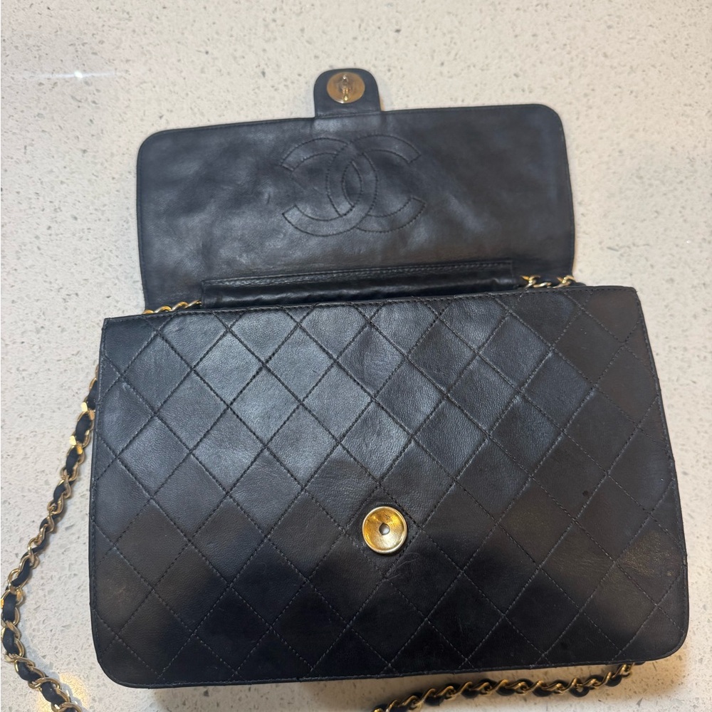 🛑 SOLD 🛑 Chanel Vintage Black Quilted Flap Shoulder Bag – Gold Chain Strap - Picture 10 of 17